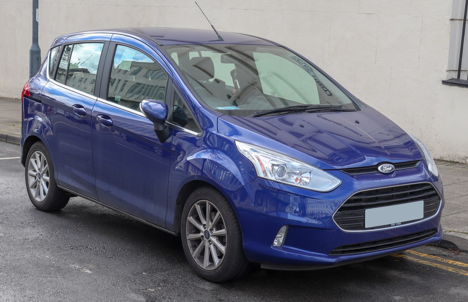 Compact MPV with distinctive front grille and aerodynamic design
