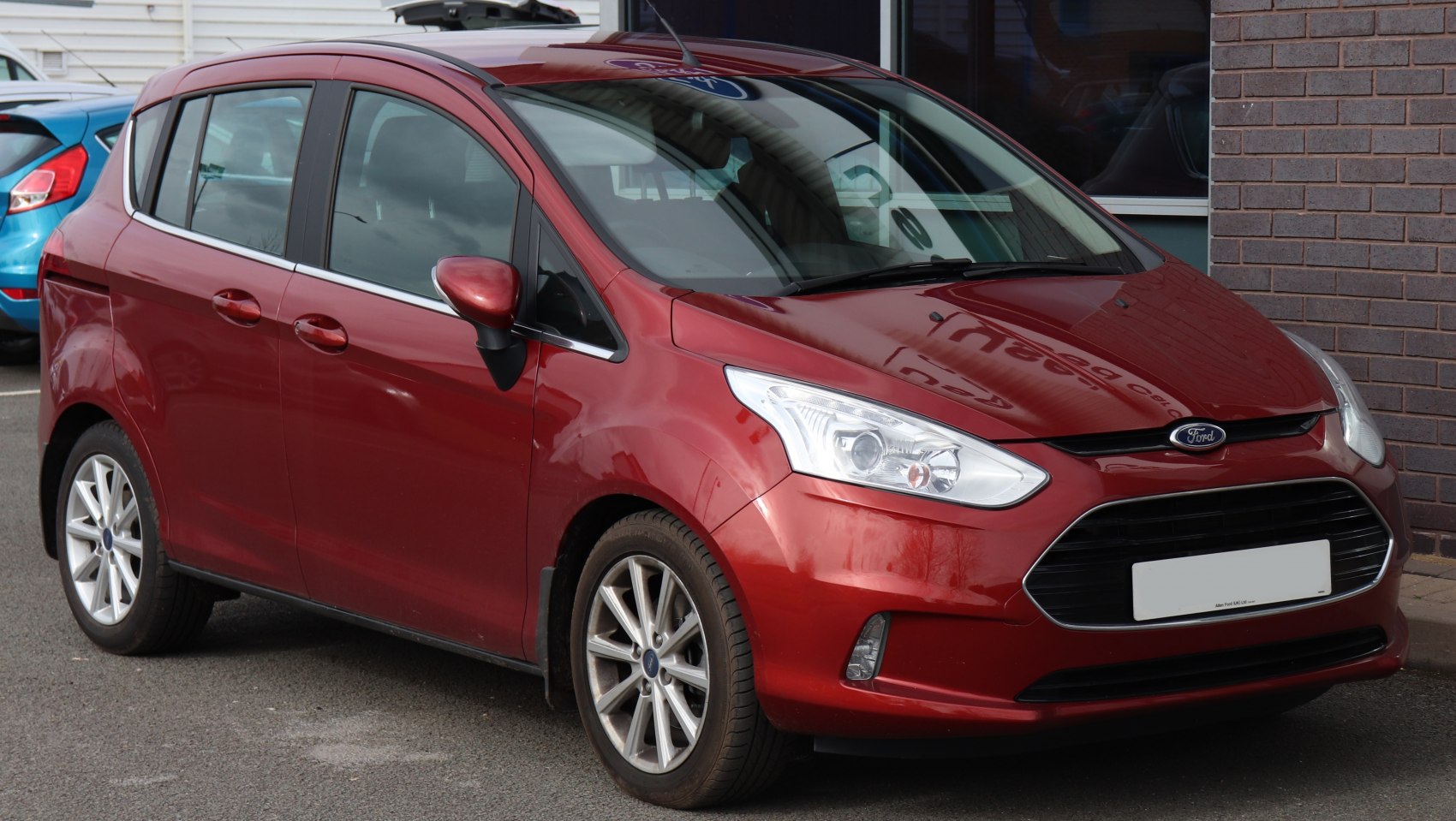 Front side view of compact MPV with distinct headlights and alloy wheels