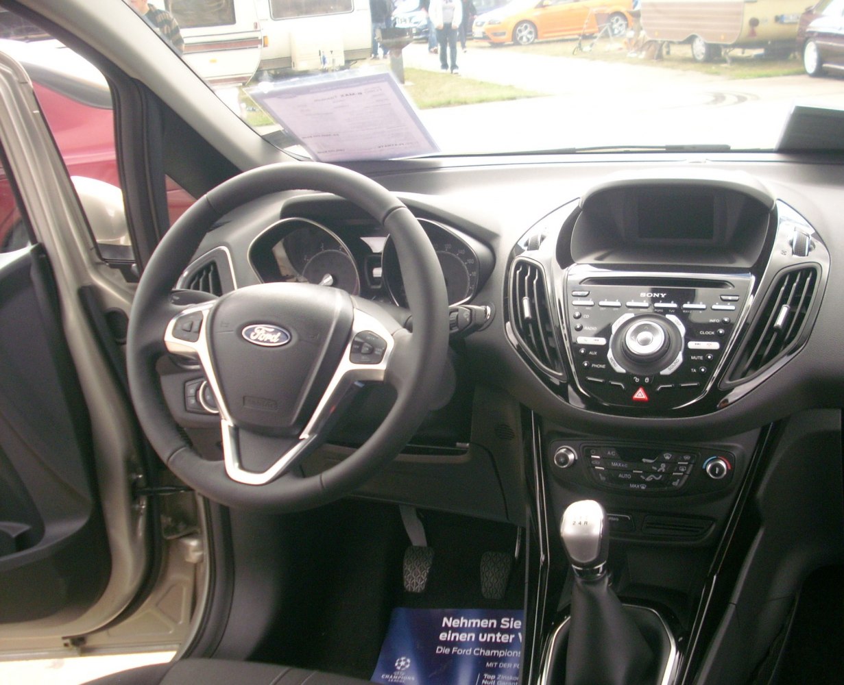 Dashboard, steering wheel, center console with manual gear shift