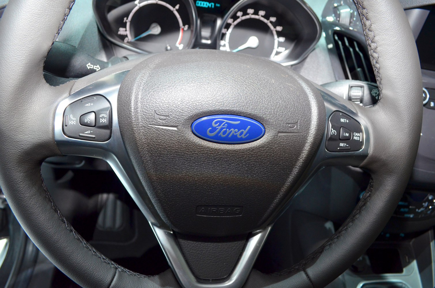 Multifunction steering wheel with control buttons