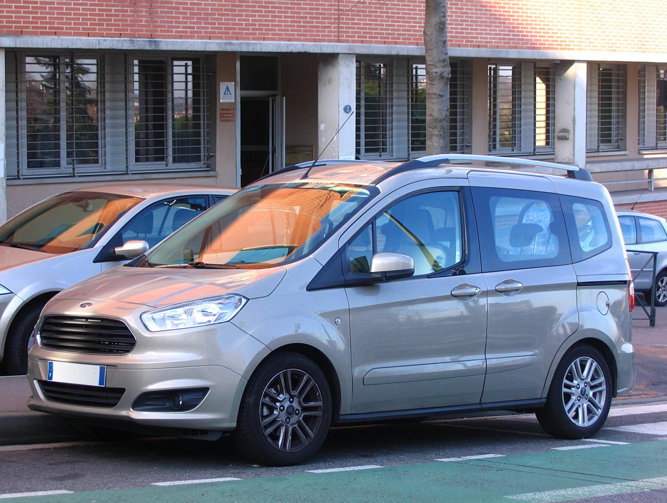 Compact MPV with front grille, roof rails, alloy wheels