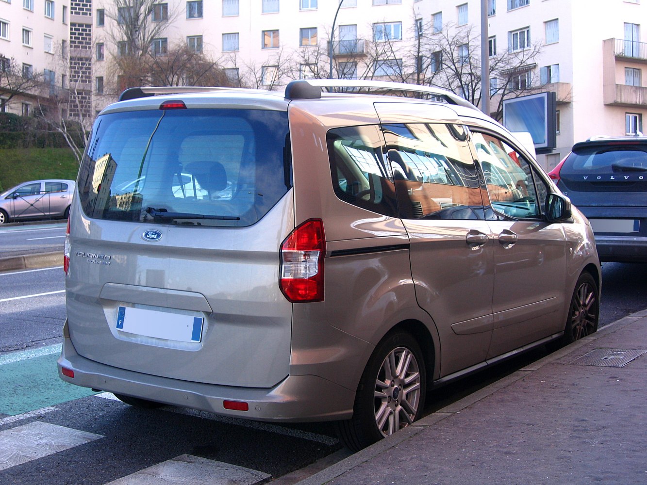 Rear and side view of silver MPV with roof rails and rear wiper