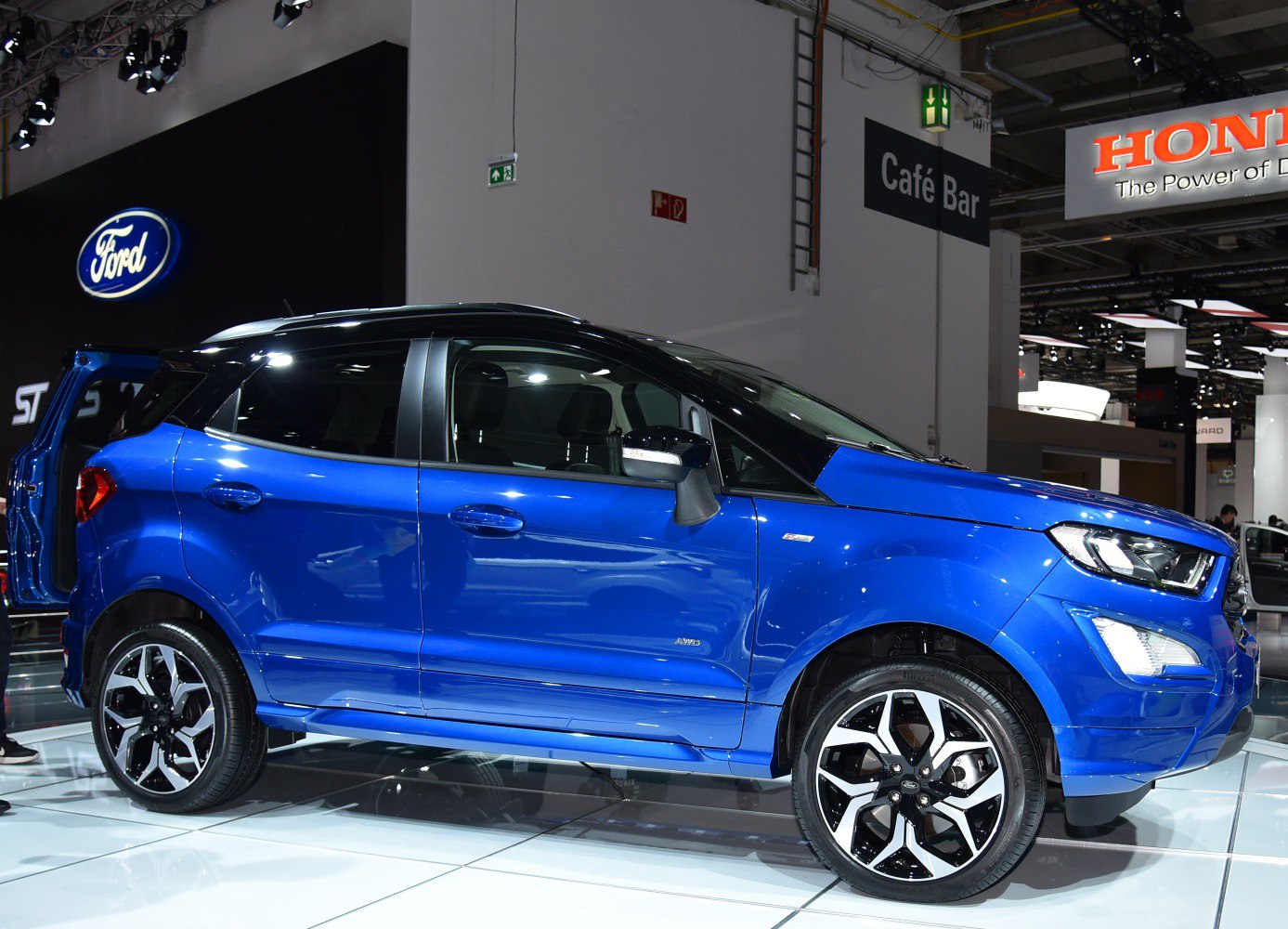Side profile with alloy wheels of compact SUV in blue