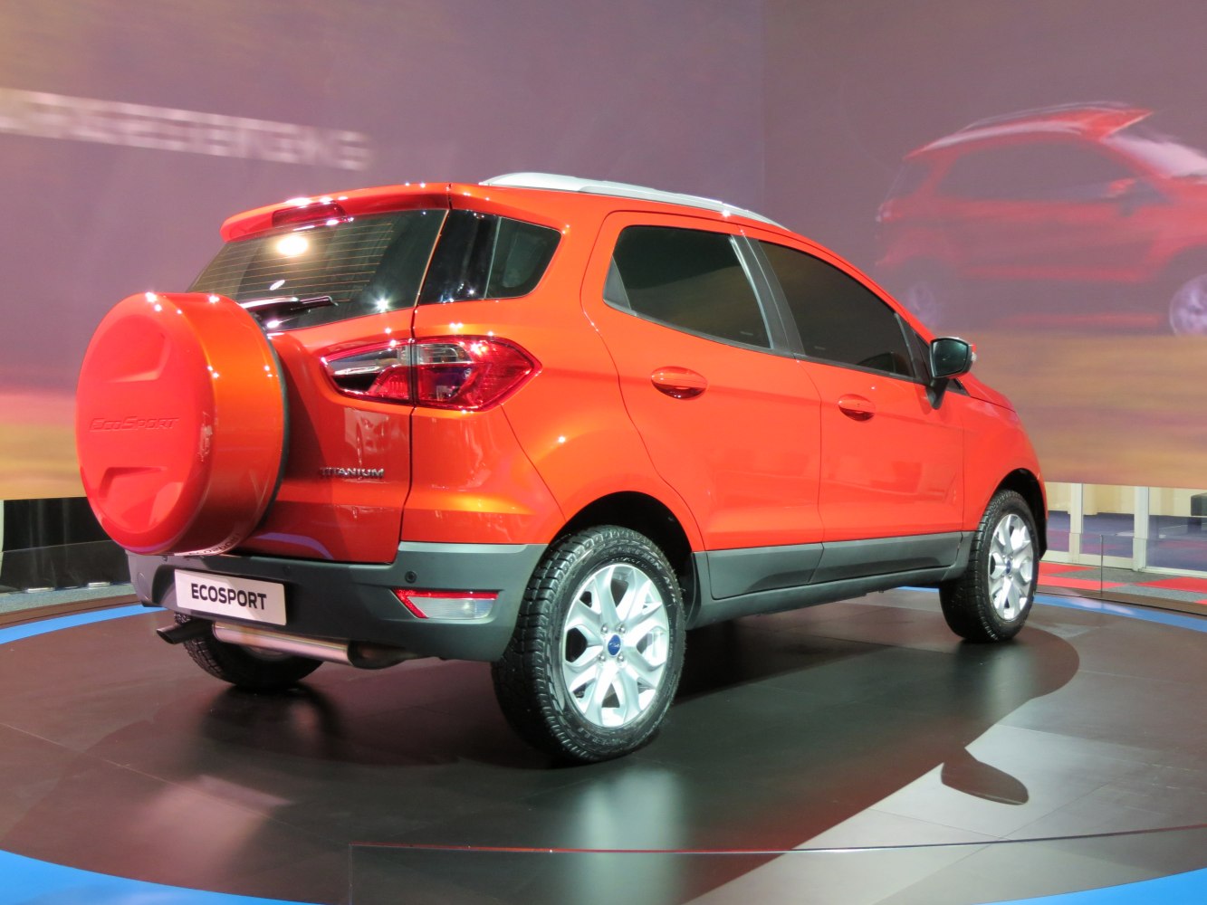 Compact SUV with rear spare wheel cover and titanium trim