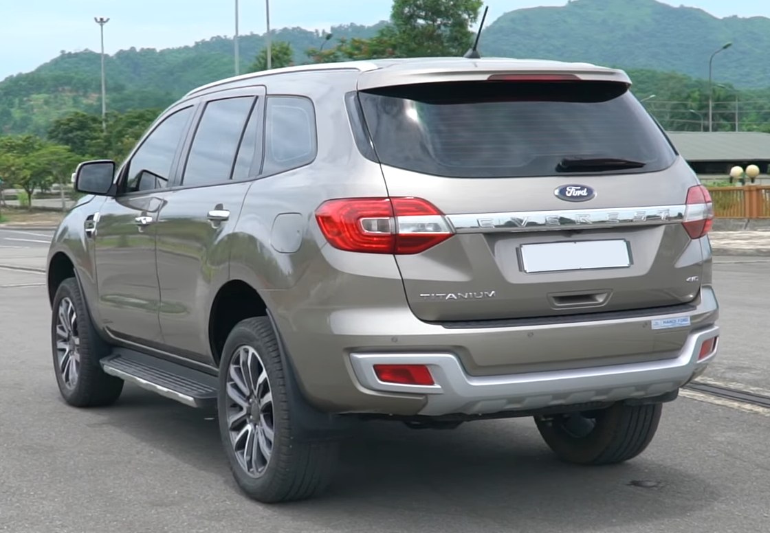 Rear and side view of an SUV with modern tail lights and side step
