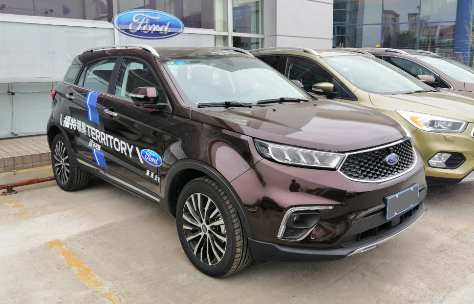 SUV front grille, headlights, alloy wheels