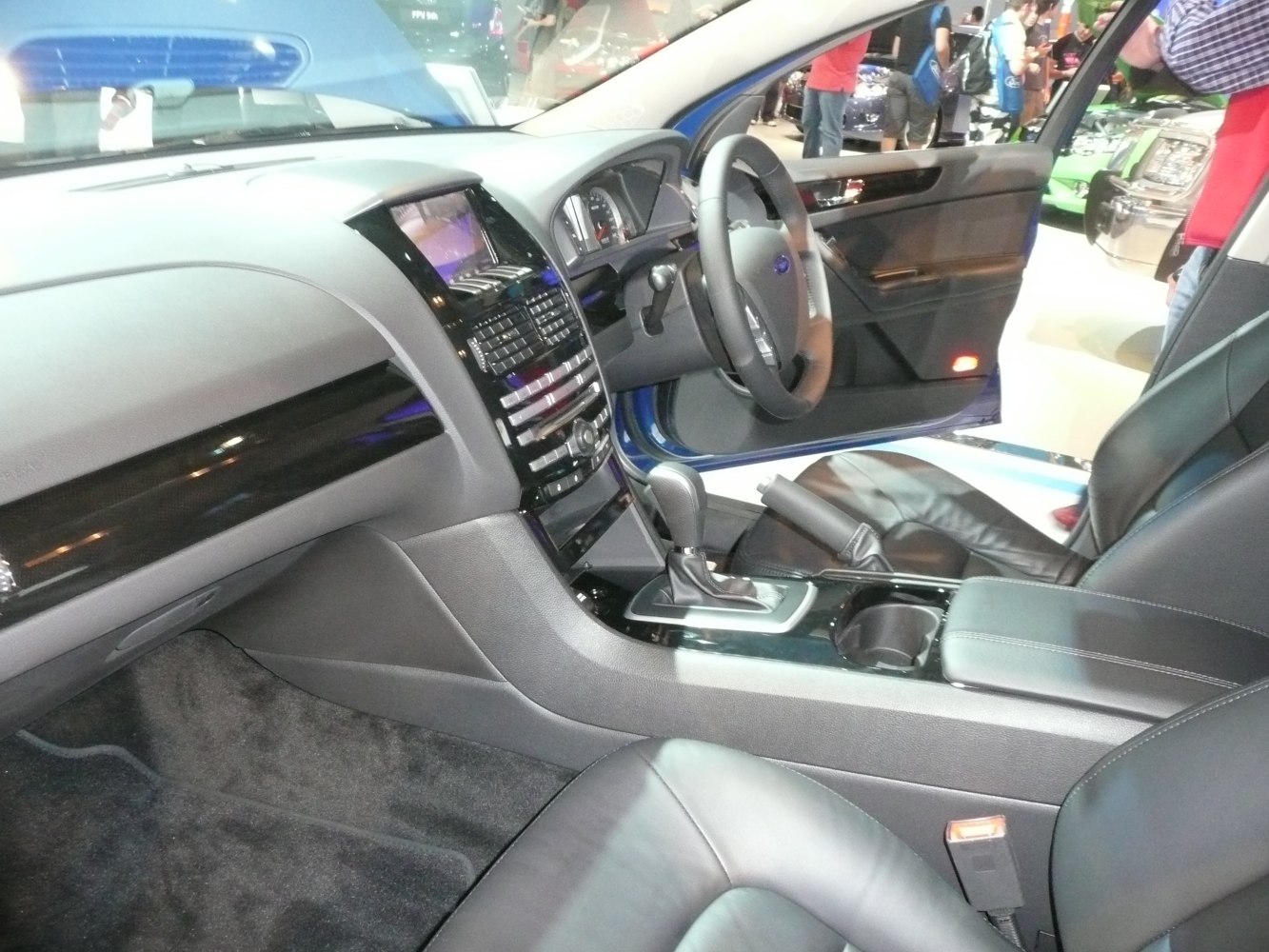 Dashboard and black leather front seats interior