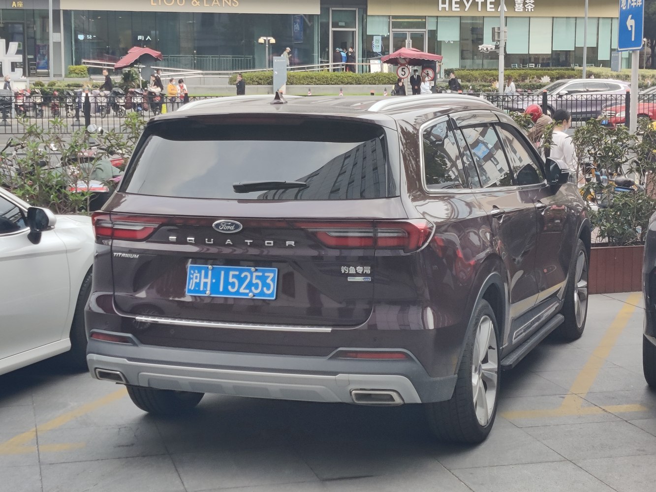 Rear design and dual exhaust on an SUV