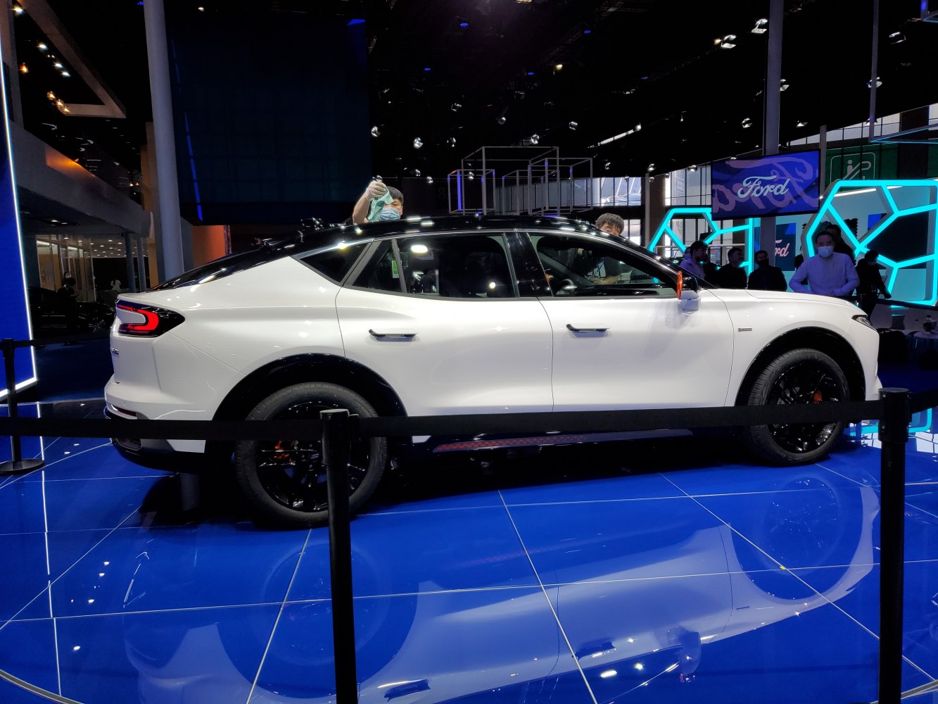Sleek side profile of modern SUV with two-tone paint and black roof