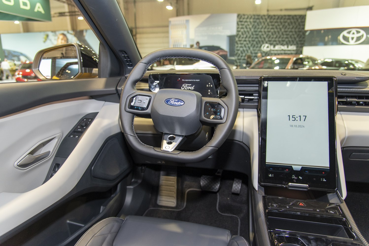 Steering wheel and digital dashboard with large touchscreen display