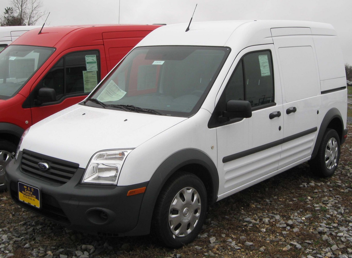 Compact panel van with front fascia and extended cargo body