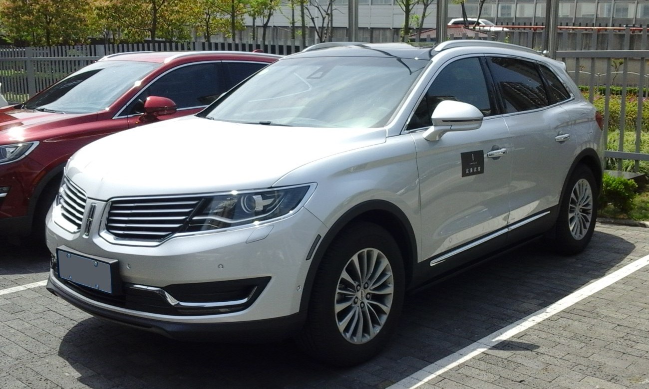 SUV front grille, headlight, alloy wheel close-up