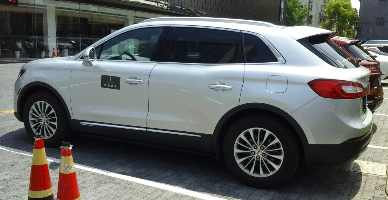 Silver mid-size SUV side profile with alloy wheels and black window trim