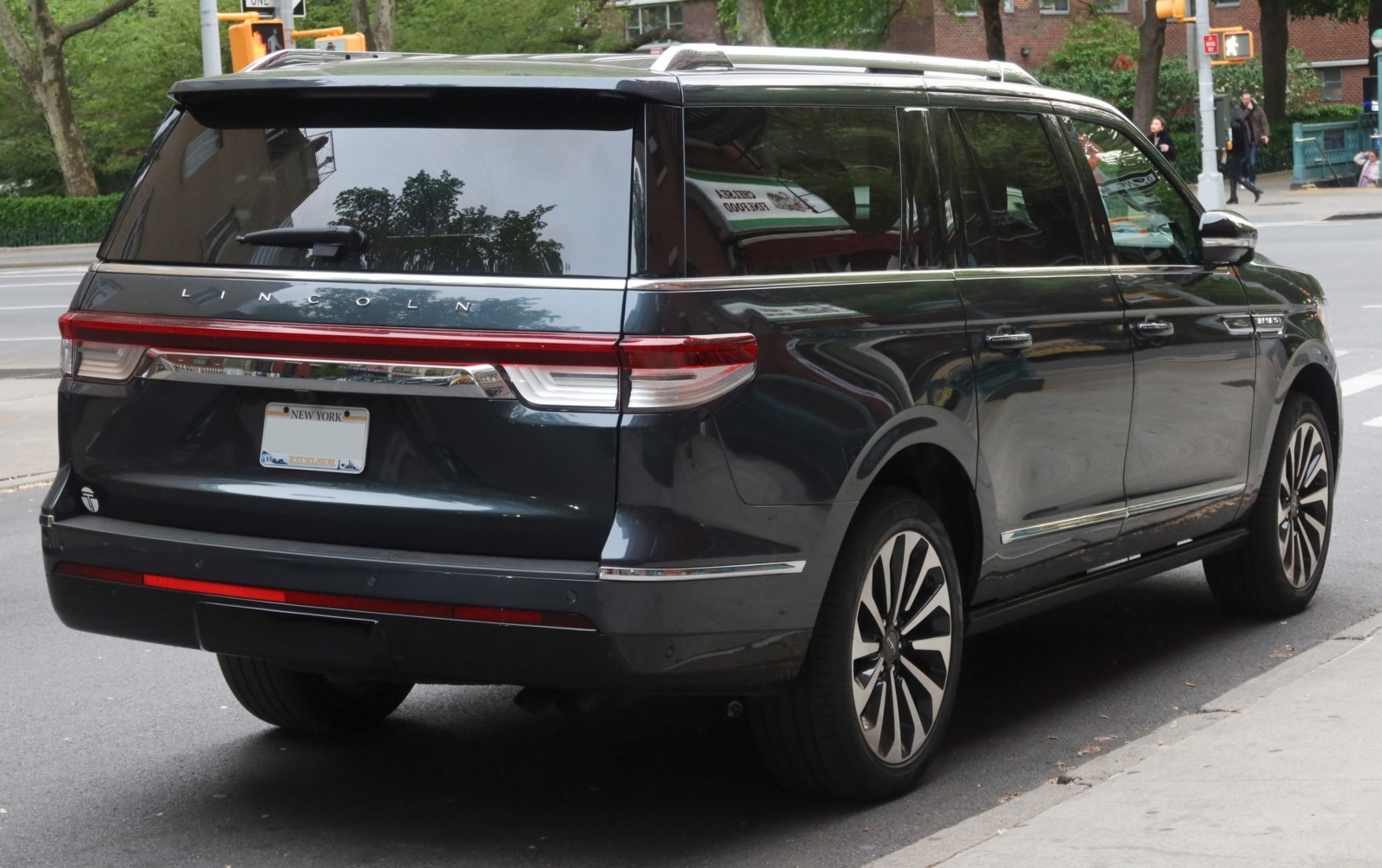 SUV rear view with LED light bar and modern multi-spoke wheels