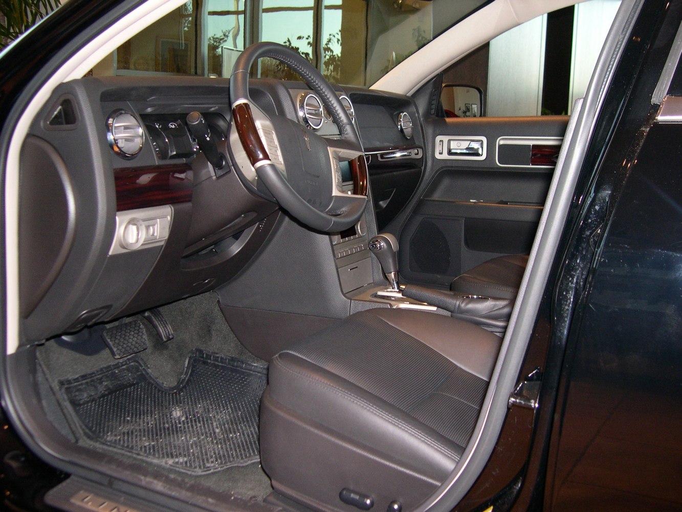 Steering wheel, dashboard, gear shifter, and front seats interior view