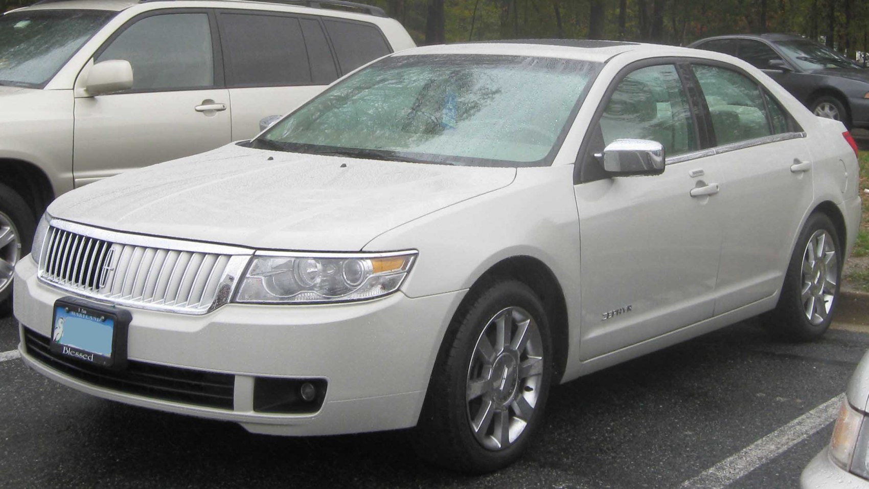 Front view with chrome grille and alloy wheels on a 2006 white sedan