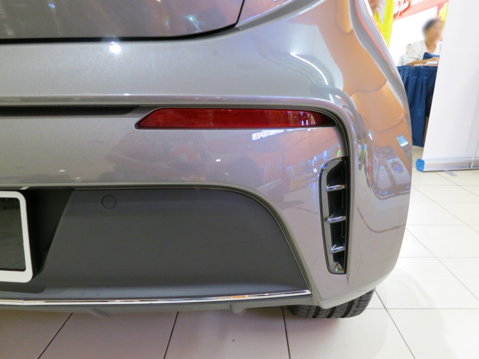 Rear bumper with reflector and vertical side vents
