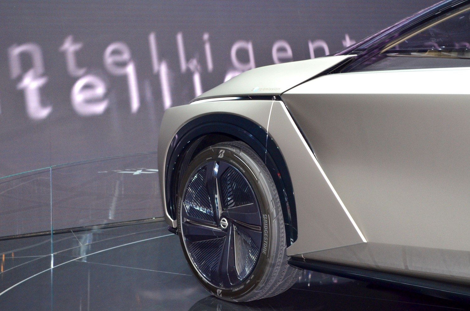Futuristic wheel and angular body panel with e-Power badge