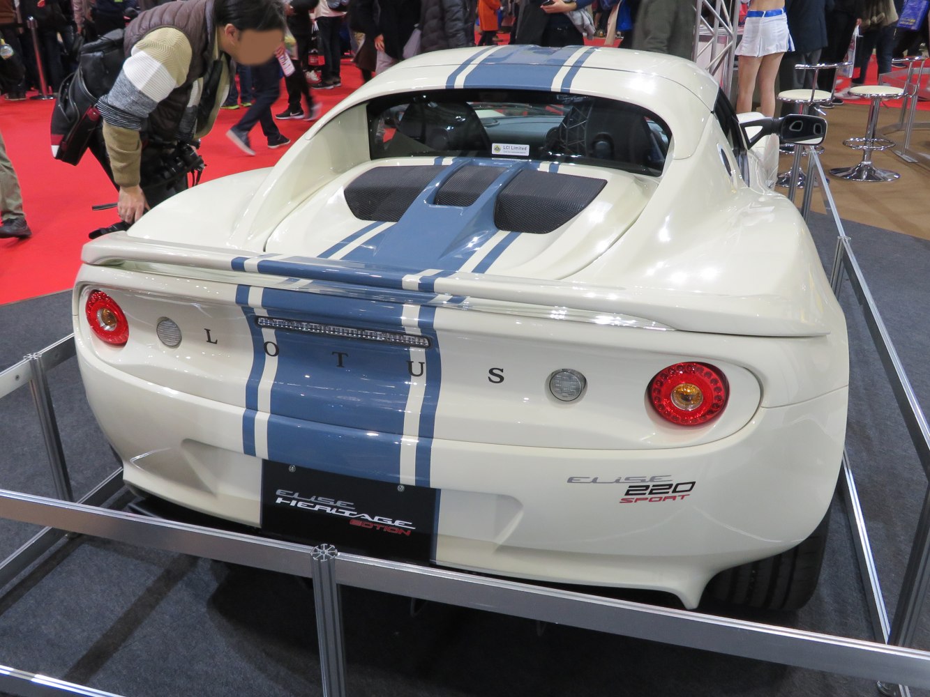 Rear view with racing stripes and round tail lights