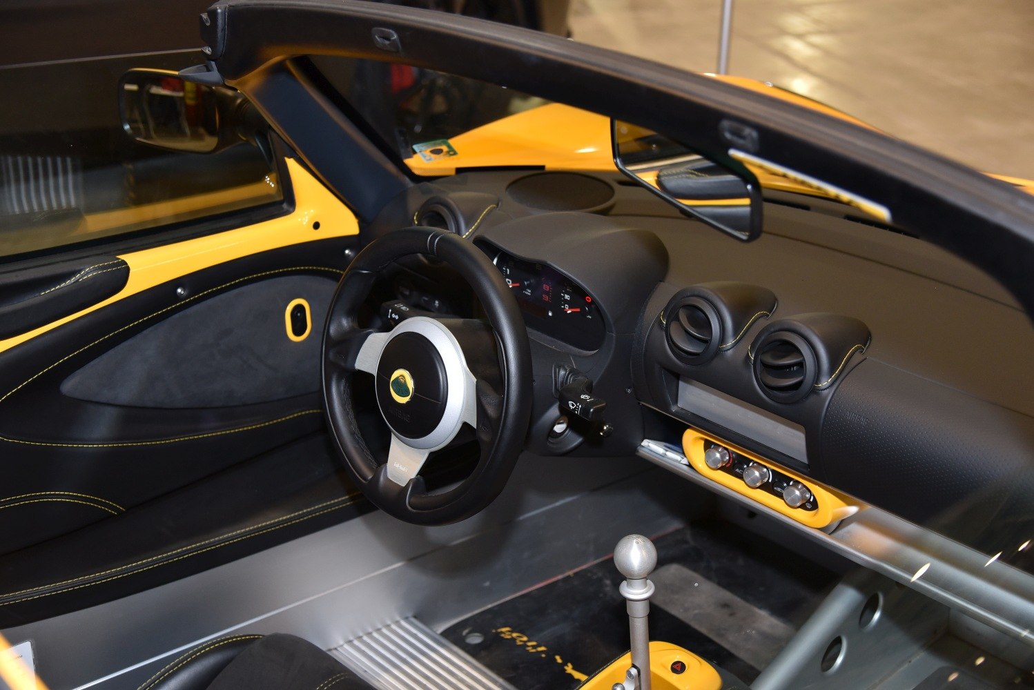 Steering wheel, dashboard, manual gear shift, sporty minimalist interior
