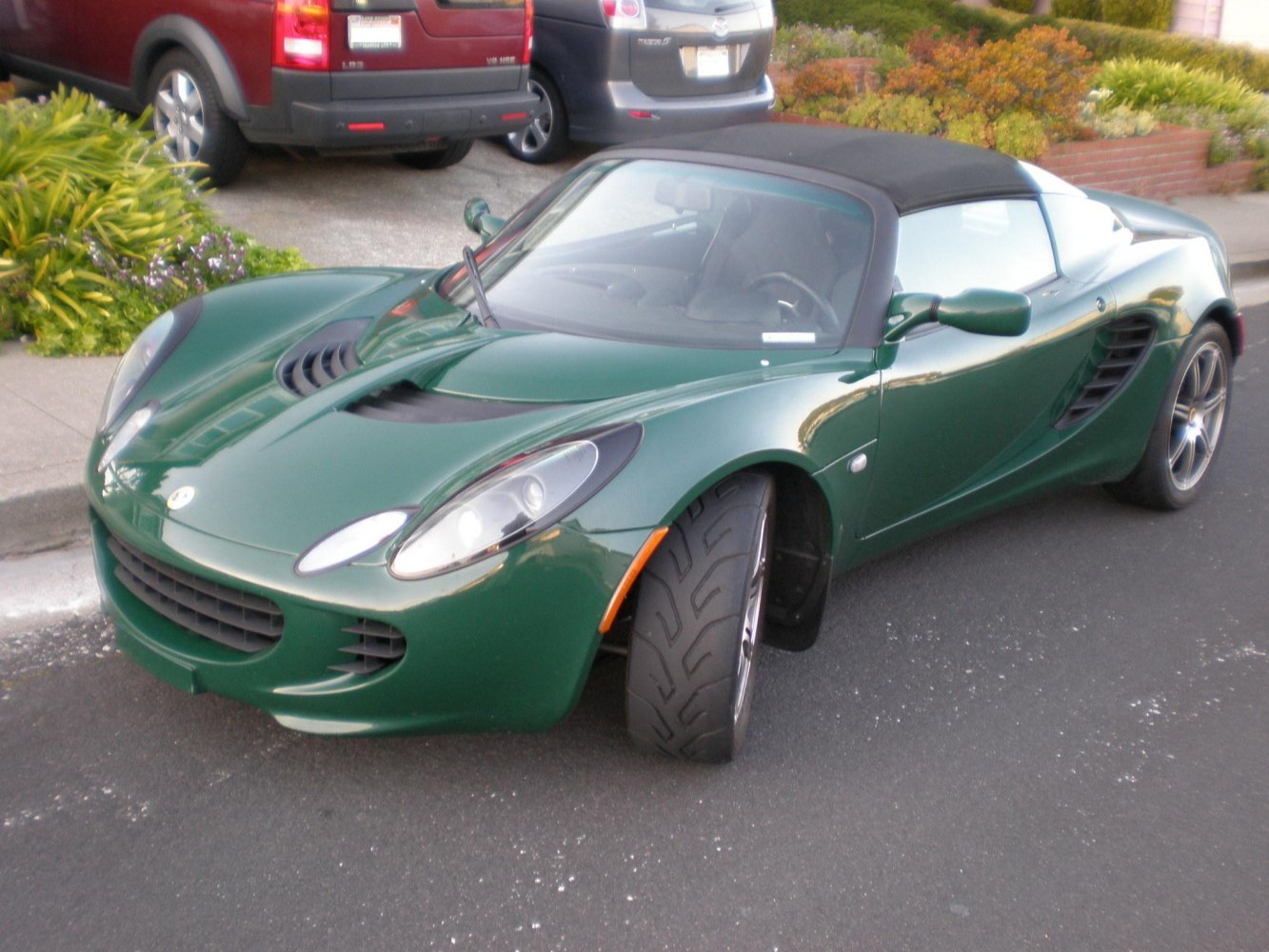 Front and side view of a sporty two-seater with aerodynamic curves.