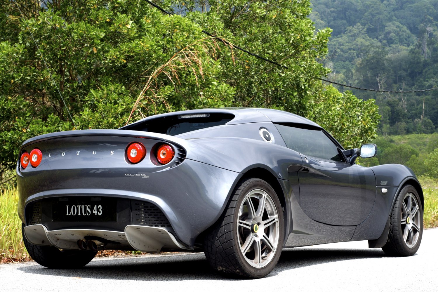 Rear view with round tail lights and sporty diffuser