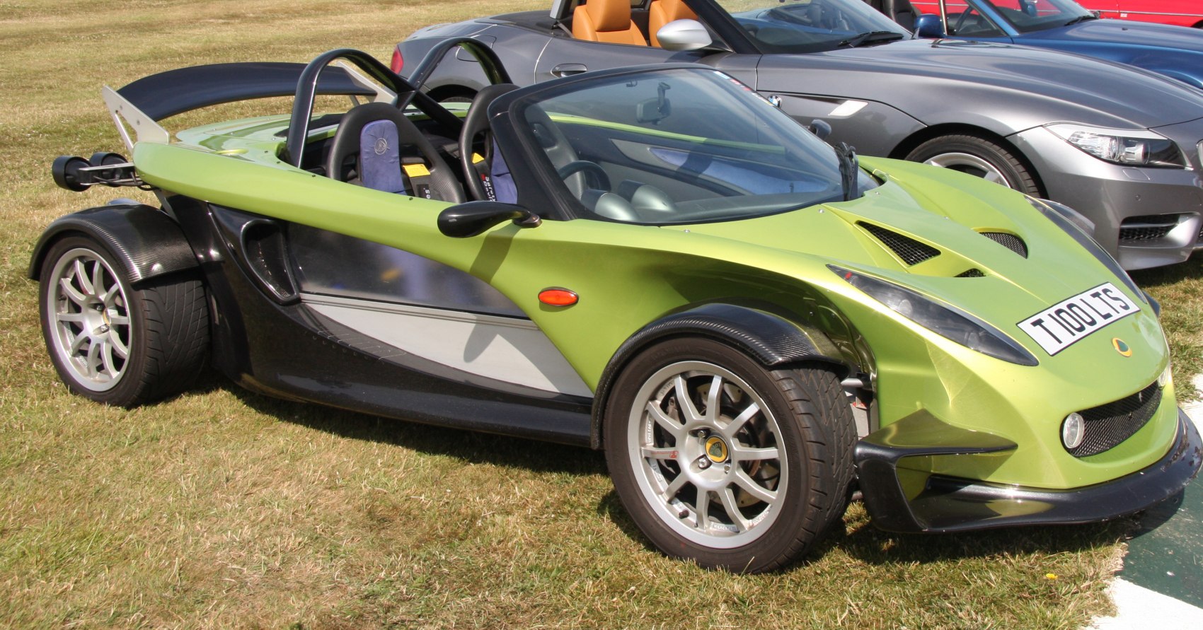 Open-top lightweight sports car with aerodynamic design and racing seats