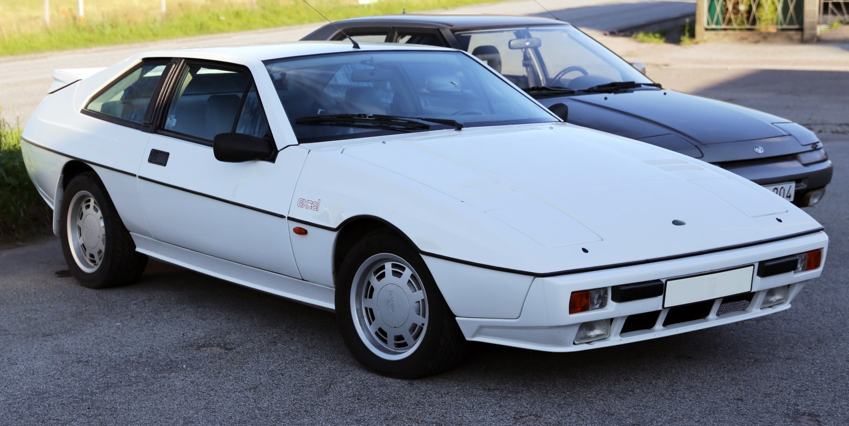 Wedge-shaped sports coupe with pop-up headlights and alloy wheels