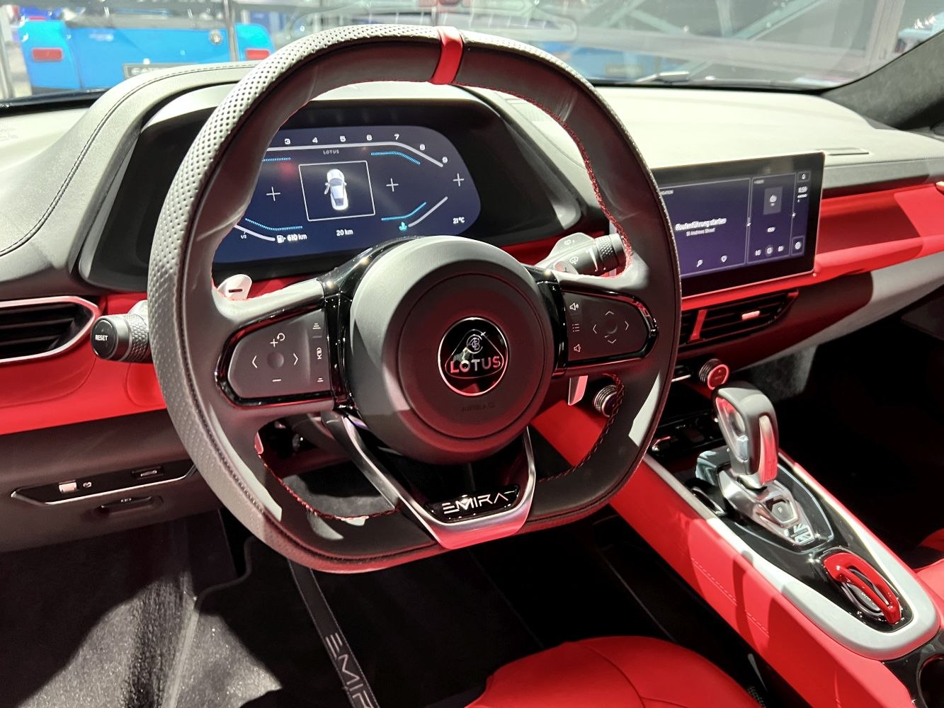 Digital dashboard and sporty steering wheel with advanced infotainment display