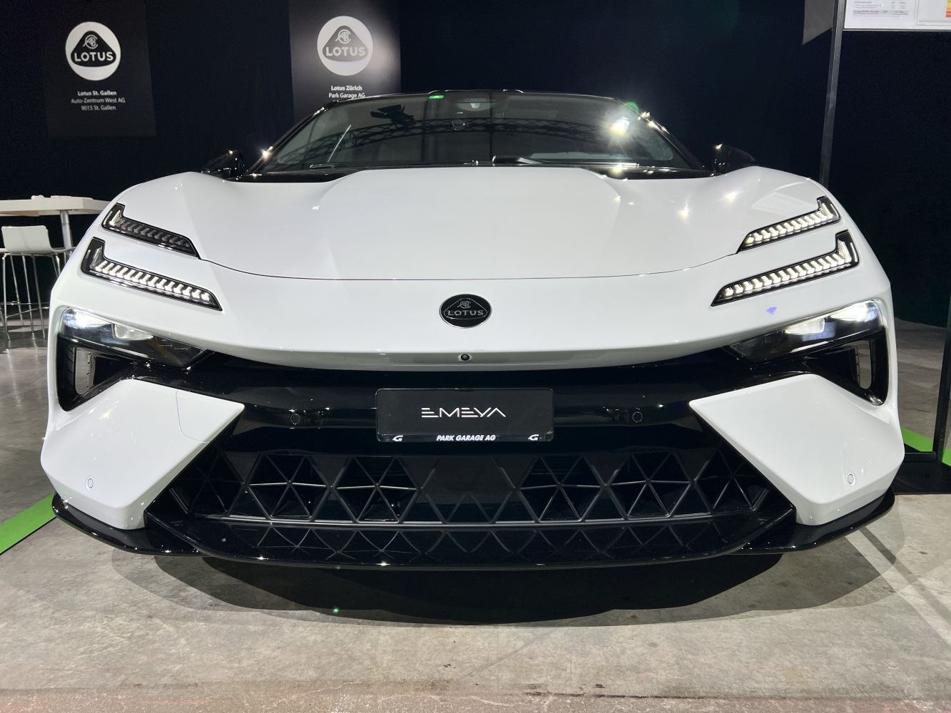 Front fascia with distinctive LED headlights and honeycomb grille
