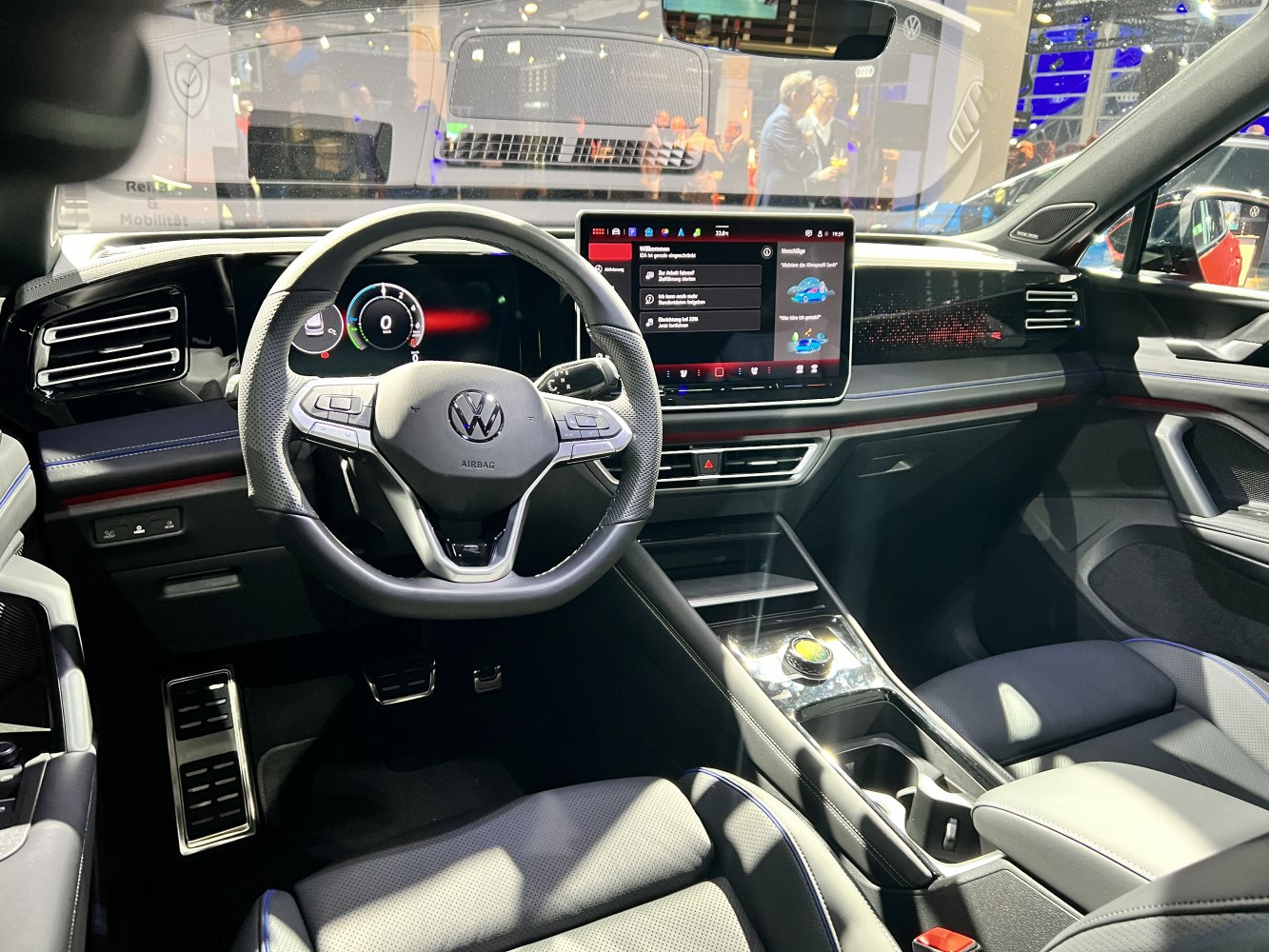 Digital instrument cluster and touchscreen infotainment system