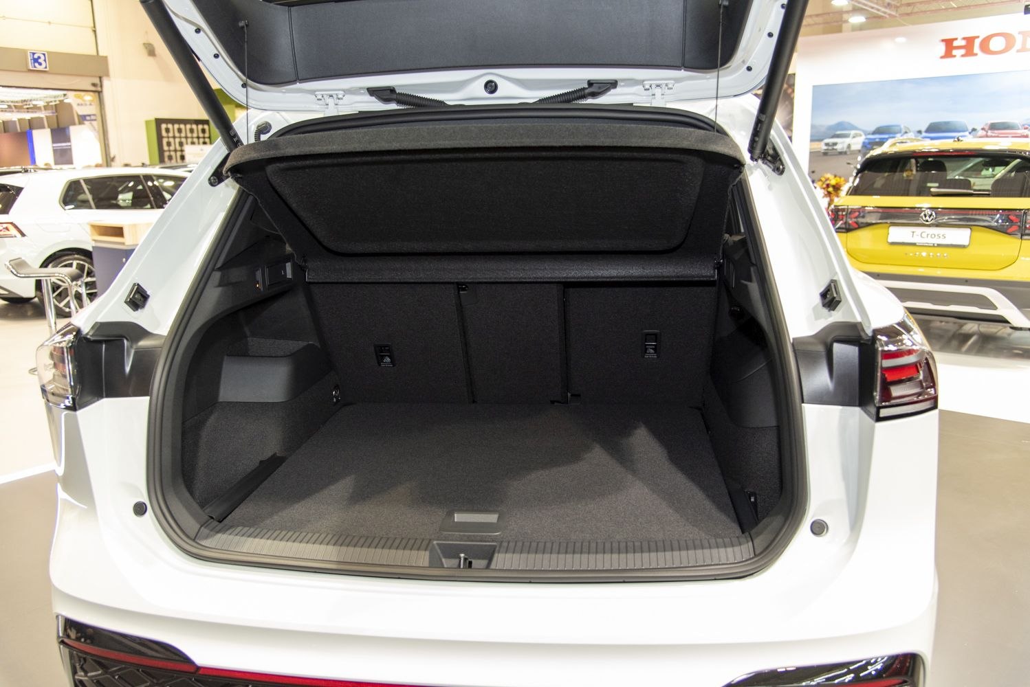 Spacious rear trunk cargo area with foldable back seats