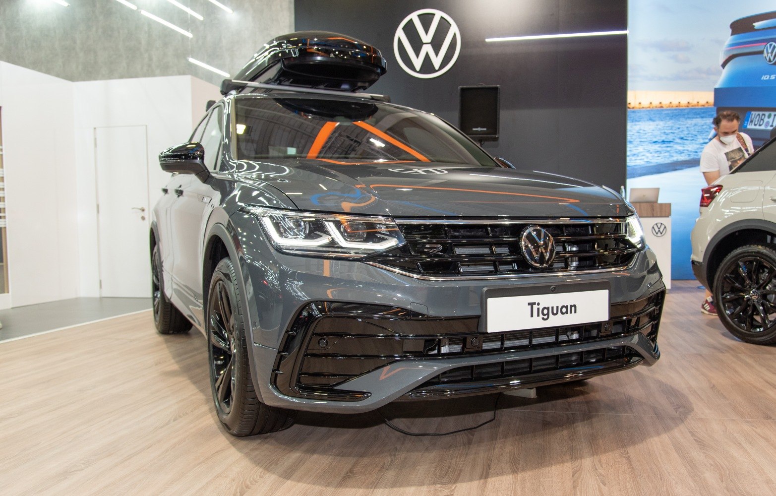Front view of facelifted SUV with LED headlights and roof box