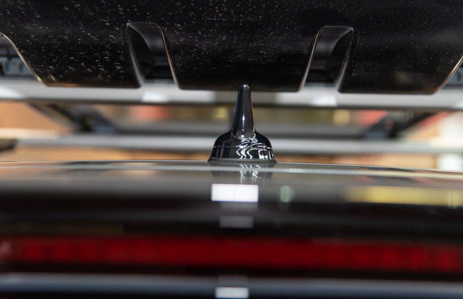 Shark fin roof antenna and roof rack mounts