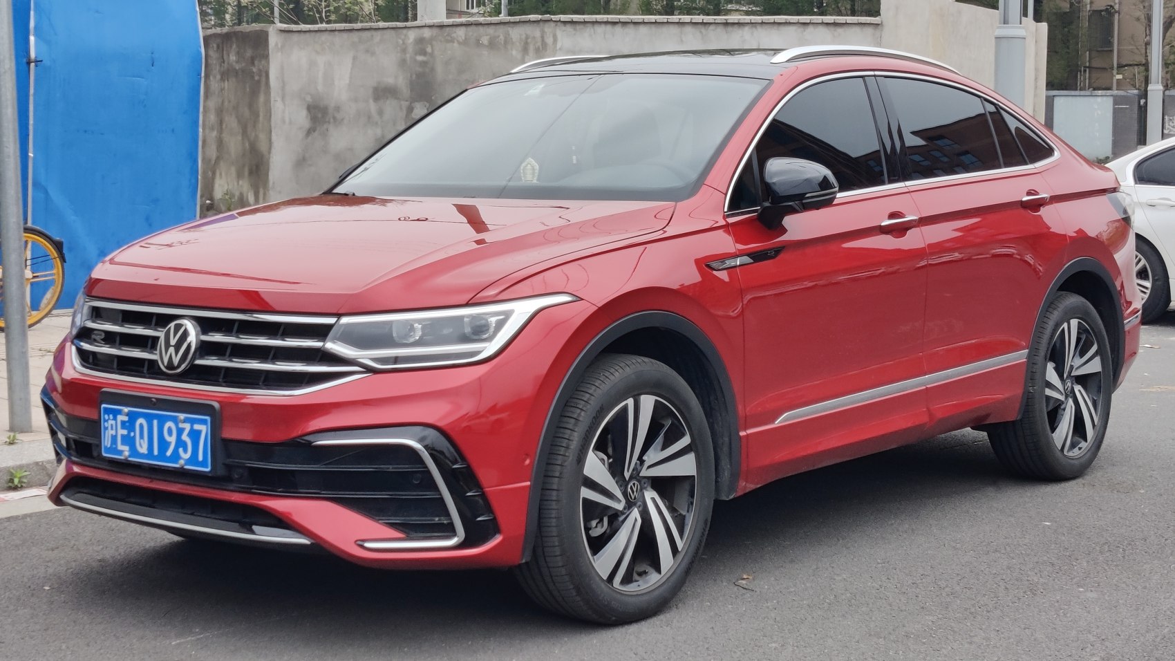 Front and side view of SUV with distinctive grille and sporty wheels