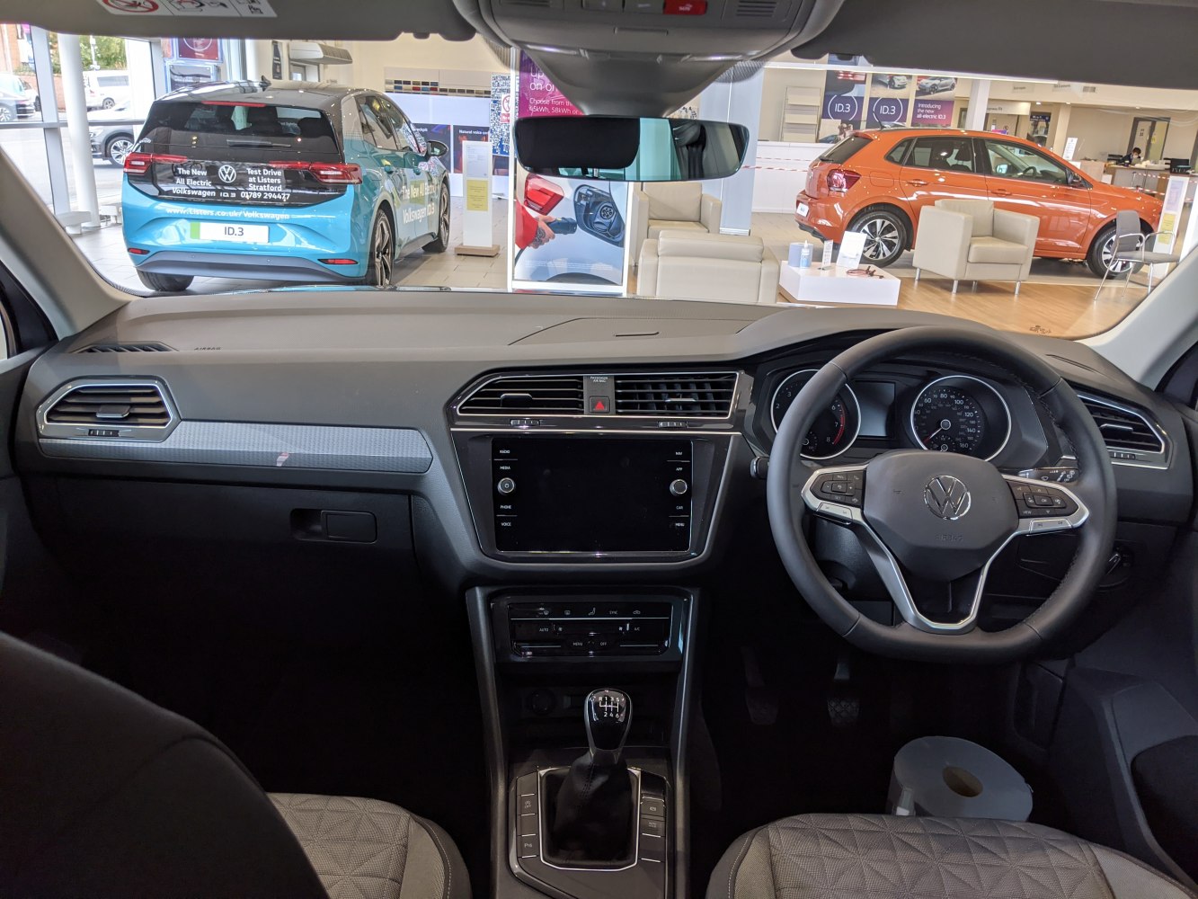 Dashboard with touchscreen, manual transmission, multifunction steering wheel