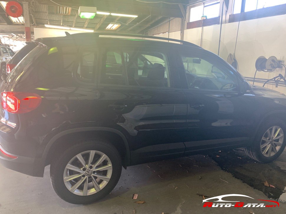 Side profile view showing alloy wheels and roof rails.