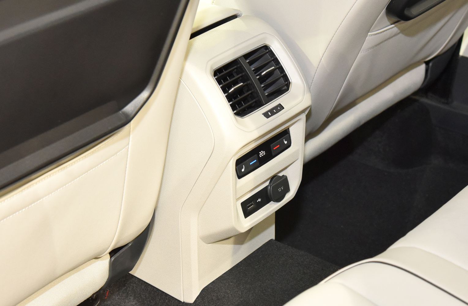 Rear climate control, temperature display, USB and 12V charging ports