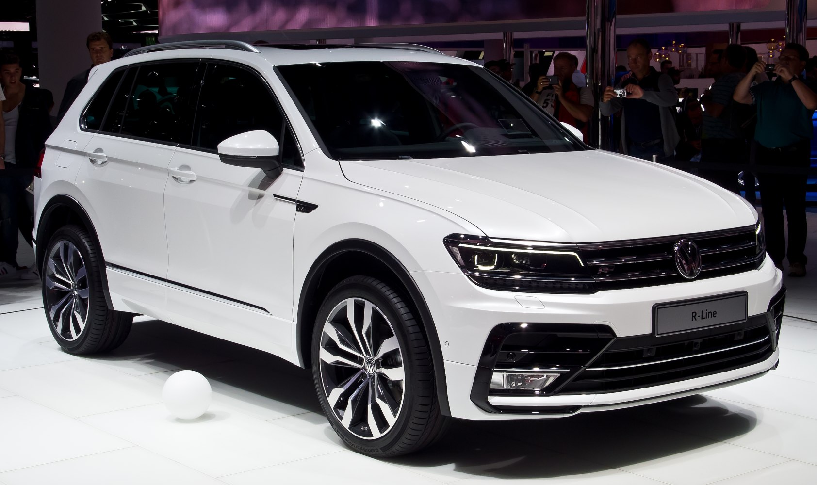 Front three-quarter view of SUV with LED headlights and alloy wheels