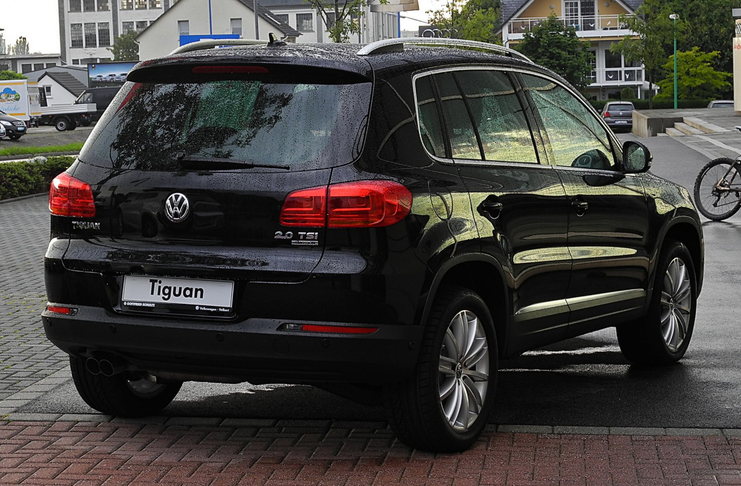 Rear and side view of SUV with 2.0 TSI badge and modern taillights