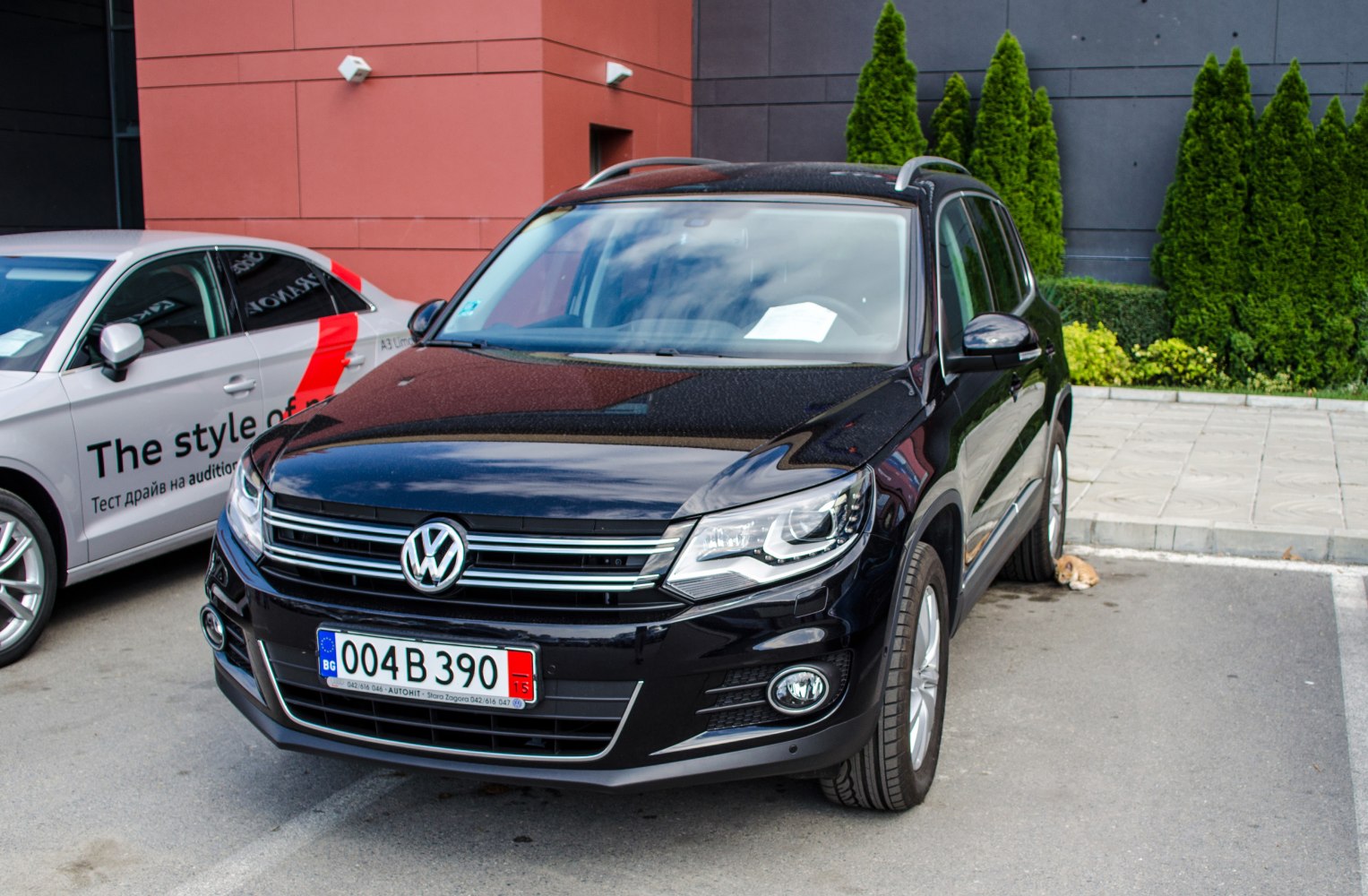 Front grille and headlight design of a black compact SUV