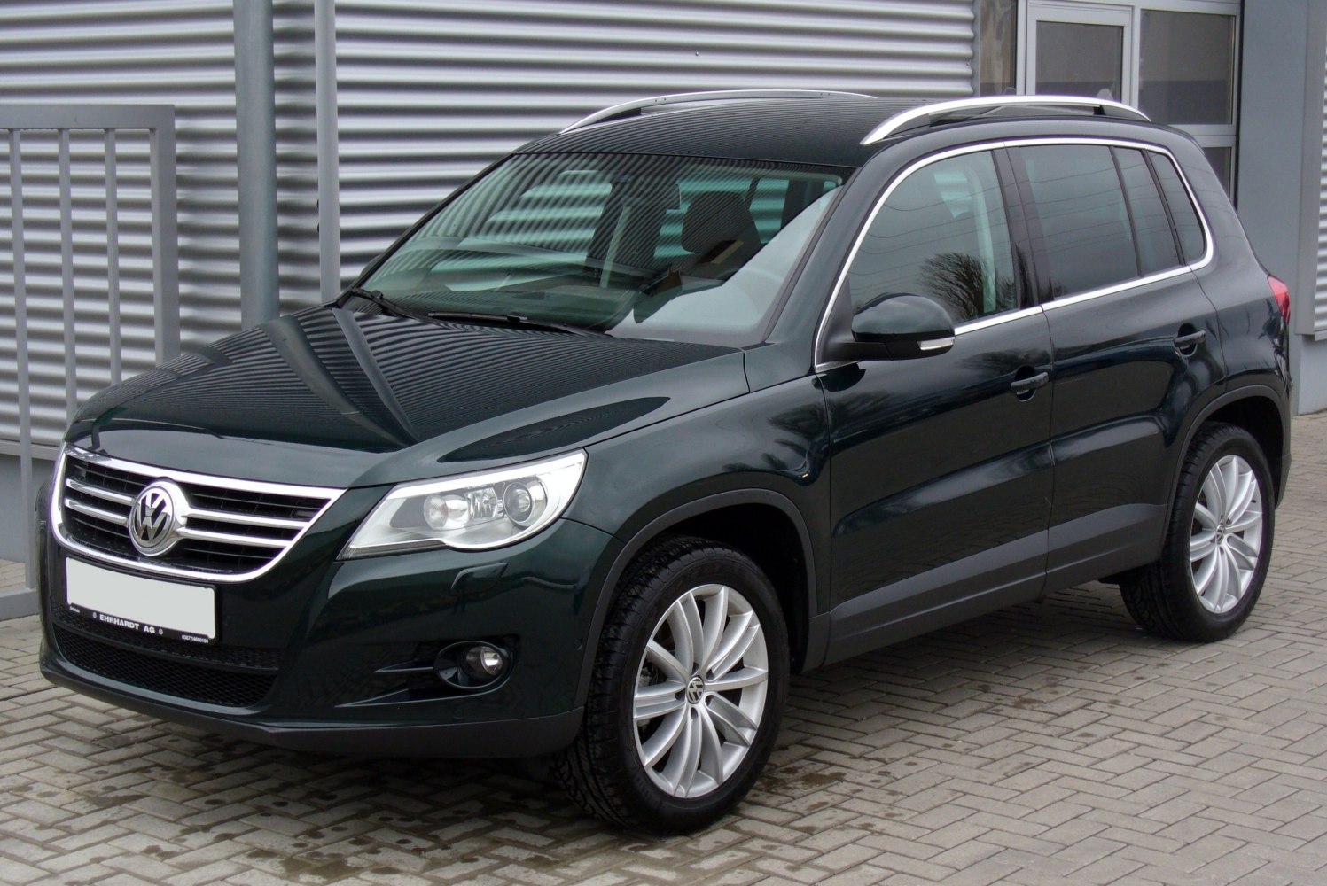 Front side view of compact SUV with alloy wheels and roof rails