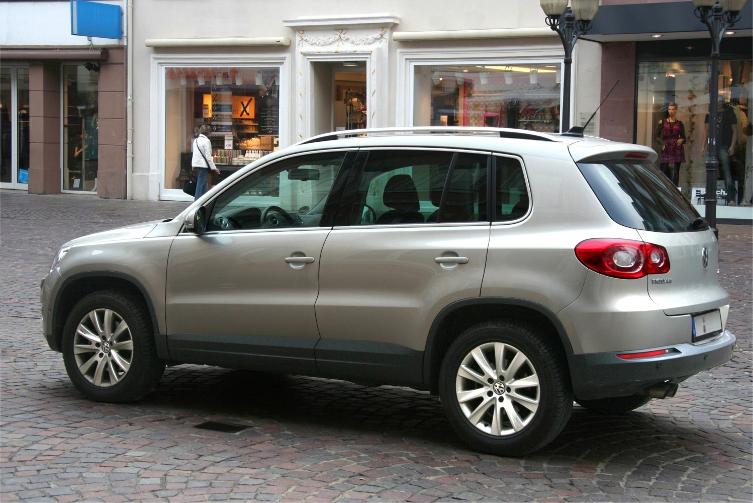 Side profile of compact SUV with alloy wheels and roof rails