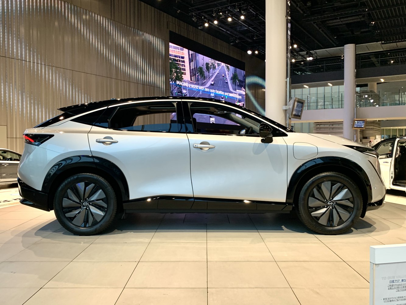 Sleek aerodynamic SUV side profile with modern alloy wheels