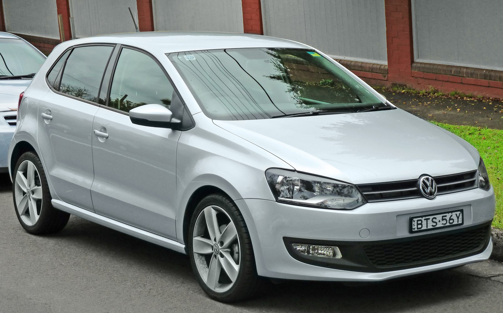 Front-side view of a 5-door hatchback with alloy wheels and modern headlights