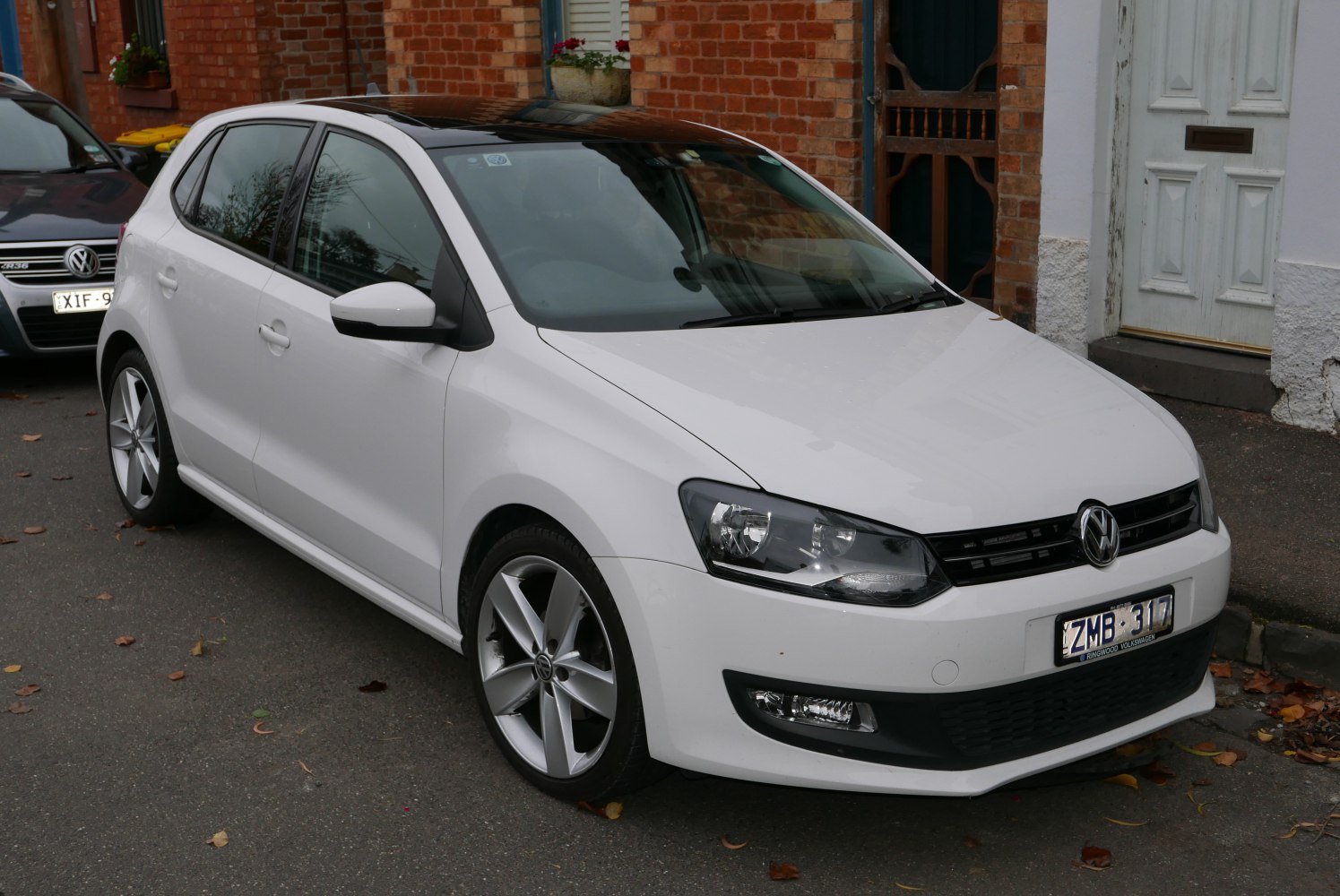 White 5-door hatchback front side view with alloy wheels