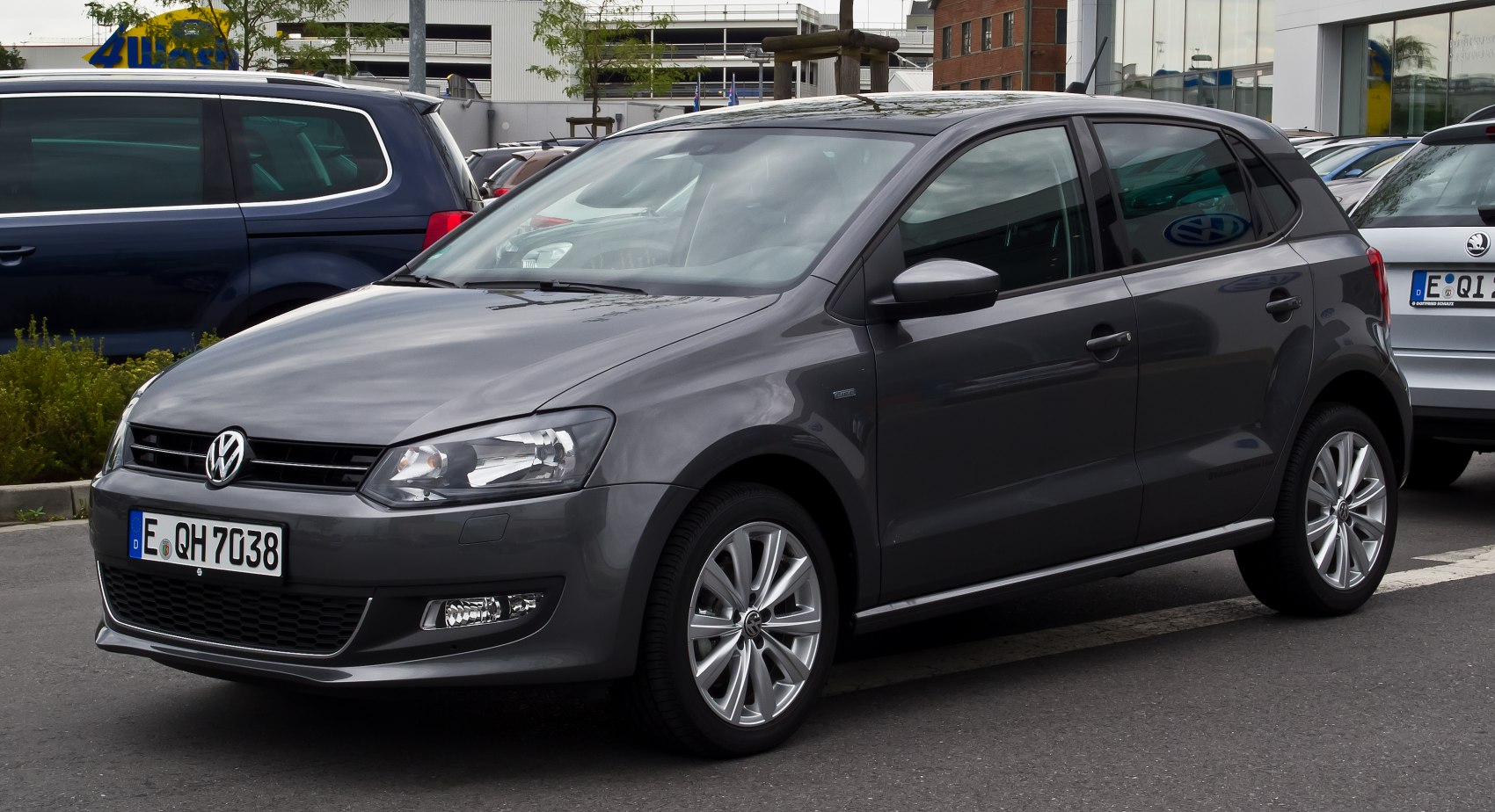 Front-side view of a 5-door hatchback with alloy wheels.