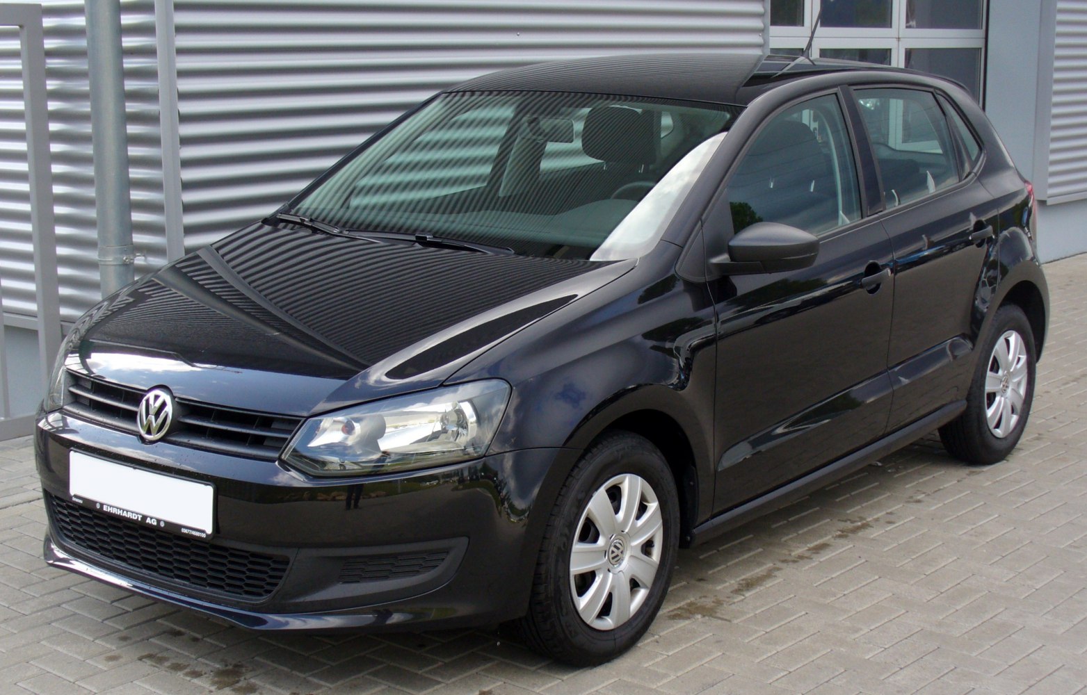 Front side view of 5-door hatchback with distinctive headlights and wheels
