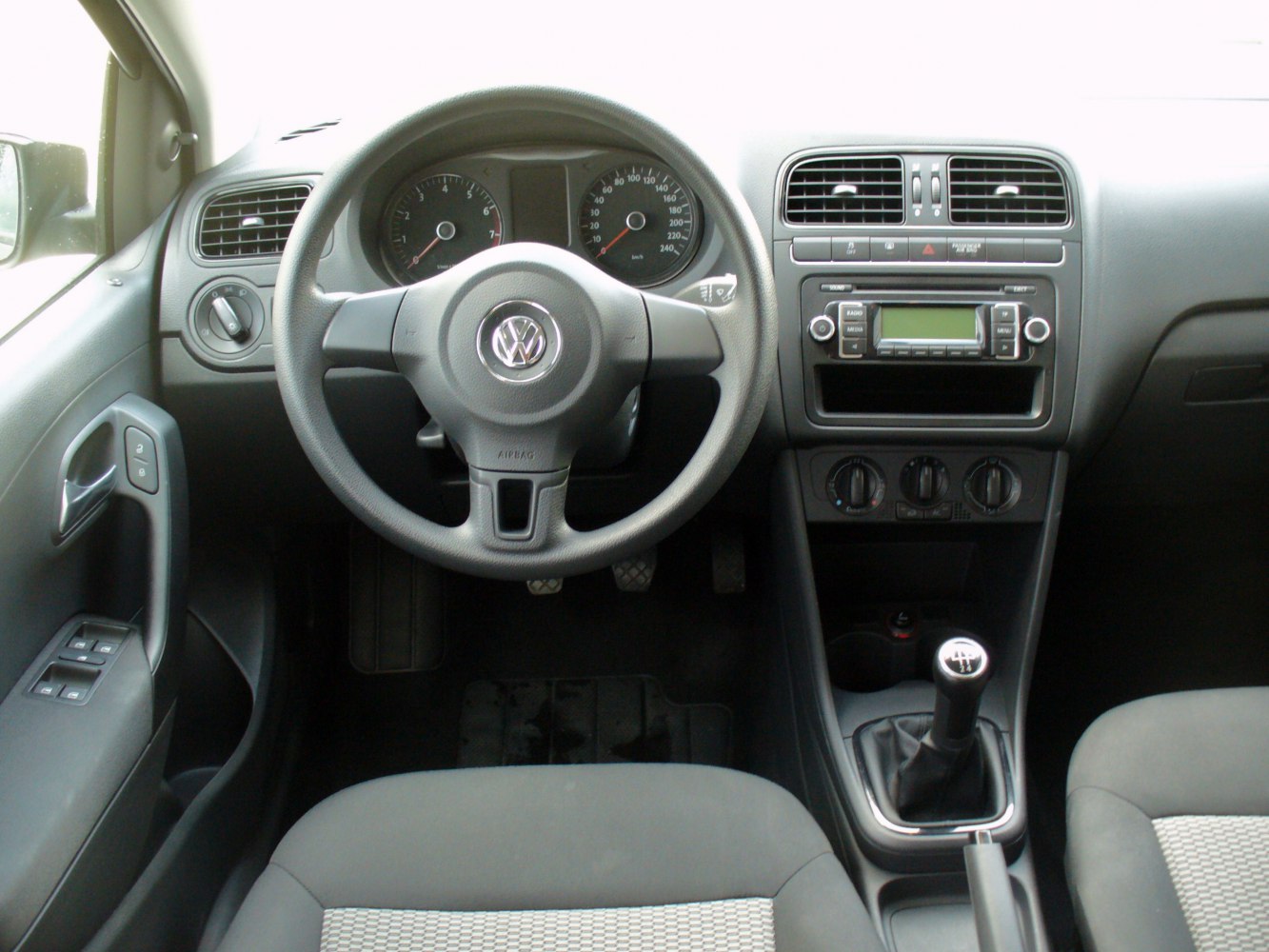 Dashboard, steering wheel, manual gear stick interior