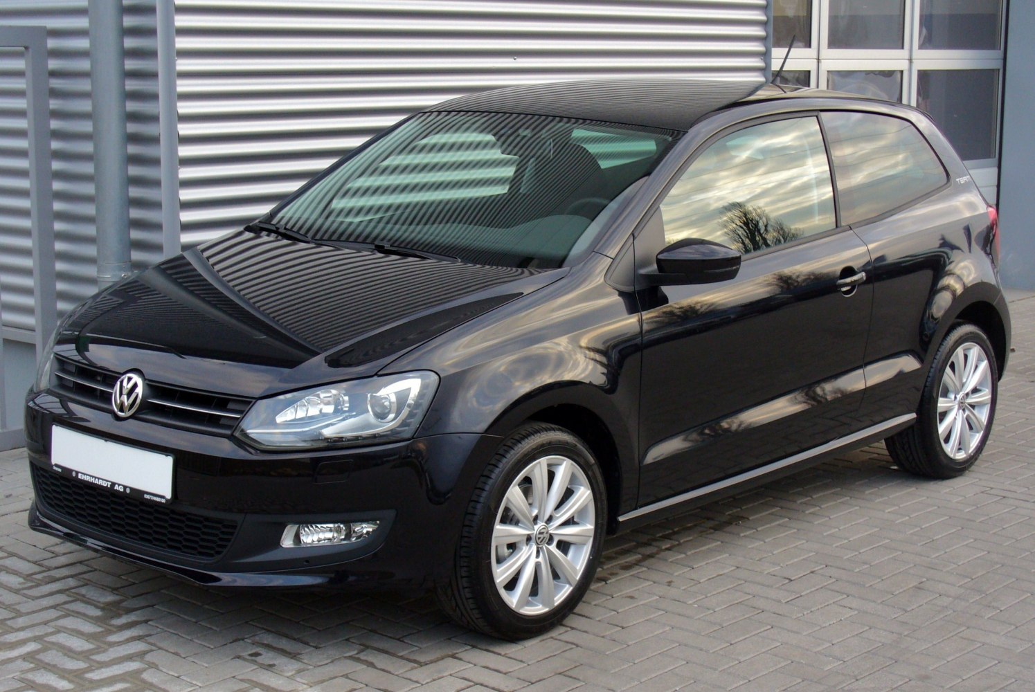 3-door hatchback front-side view with headlights and alloy wheels